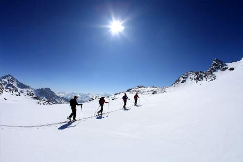 randonnée en ski à la montagne